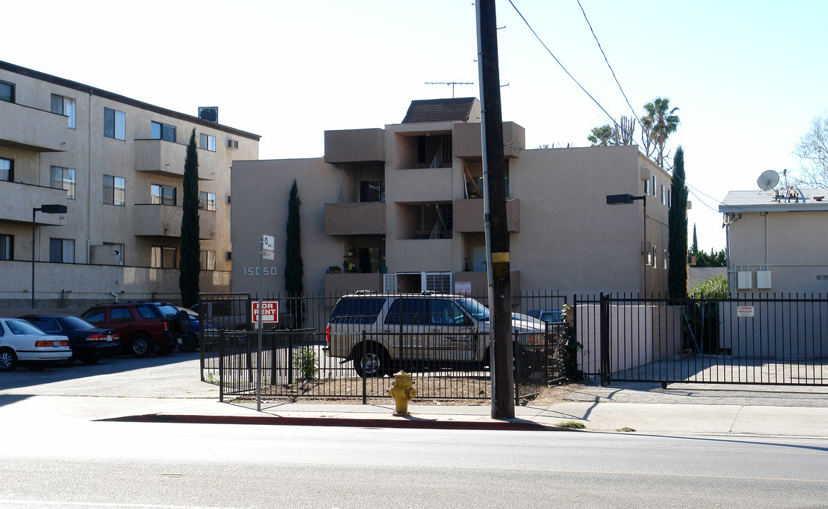 15050 Vanowen St in Van Nuys, CA - Building Photo