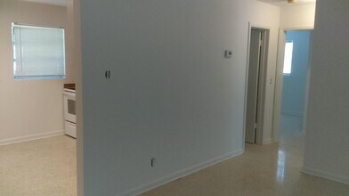 828 Prosperity Farms Rd in North Palm Beach, FL - Building Photo - Building Photo