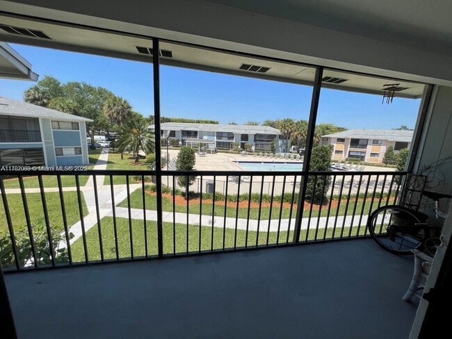 9715 Hammocks Blvd, Unit 203 in Miami, FL - Building Photo - Building Photo
