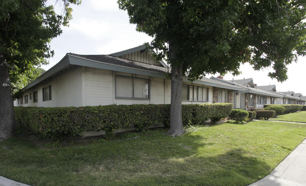 1401 E Chapman Ave in Fullerton, CA - Building Photo