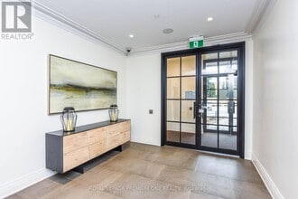 571 Prince Edward Dr N in Toronto, ON - Building Photo - Building Photo