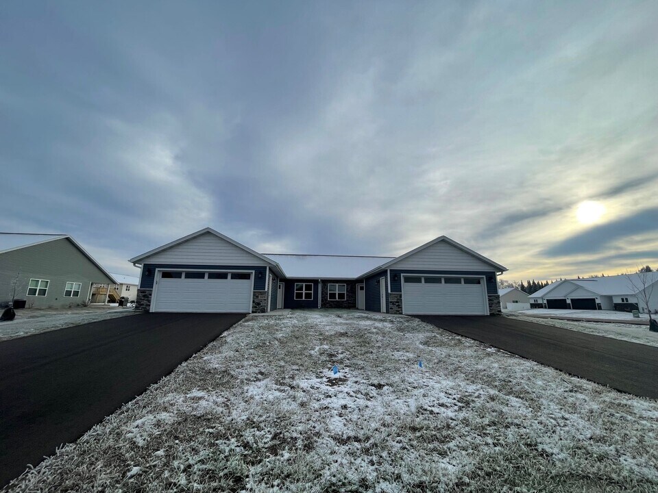 995 Morning Star Ln in Plover, WI - Foto de edificio