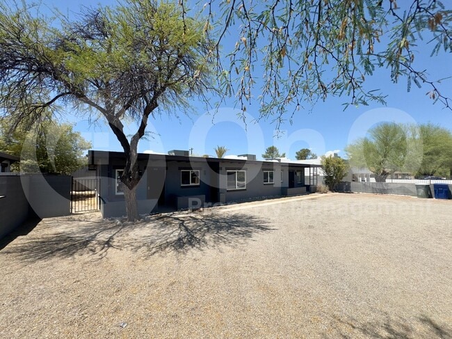 915 N Columbus Blvd in Tucson, AZ - Building Photo - Building Photo