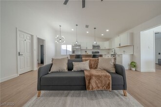 1671 Sandalwood Ln in Las Vegas, NV - Building Photo - Building Photo