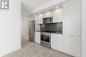 60 Central Park Roadway in Toronto, ON - Building Photo - Building Photo