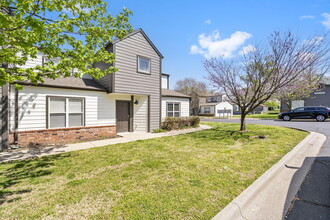 1447 E Oakwood Ln in Springfield, MO - Foto de edificio - Building Photo