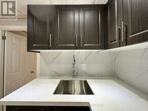 8 Midcroft Dr in Toronto, ON - Building Photo - Building Photo