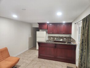 5516 Vanalden Ave in Tarzana, CA - Foto de edificio - Building Photo