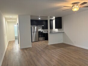 4753 Kester Ave, Unit 5 in Los Angeles, CA - Foto de edificio - Building Photo