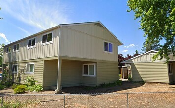 233 Eva Way in Talent, OR - Building Photo - Building Photo