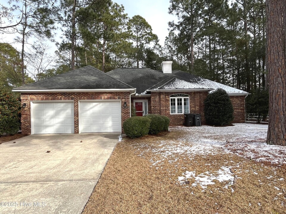 100 Tamarisk Ln in Pinehurst, NC - Building Photo