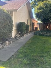 437 Ellesmere Dr in Dixon, CA - Building Photo - Building Photo