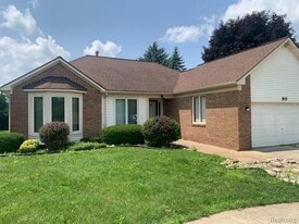 90 Granada Dr in White Lake, MI - Building Photo