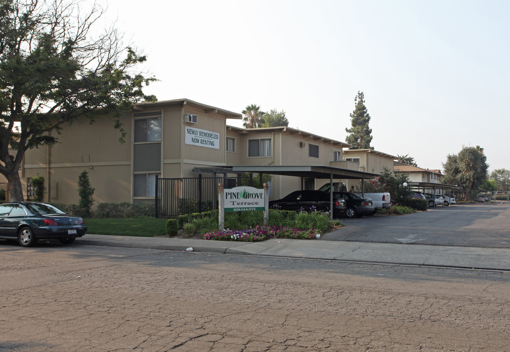 Pine Grove Apartments in Modesto, CA - Foto de edificio