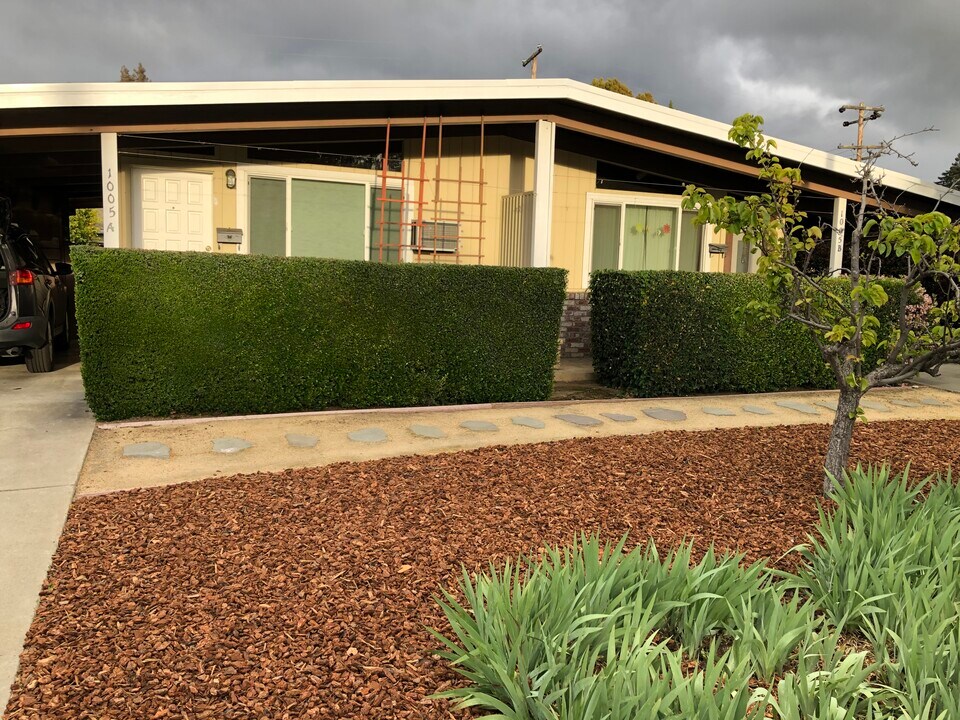 1005 Miramonte Ave in Mountain View, CA - Building Photo