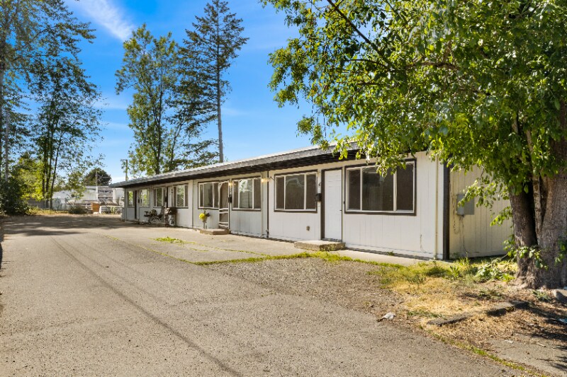 813 Woodford Ave N in Kent, WA - Foto de edificio