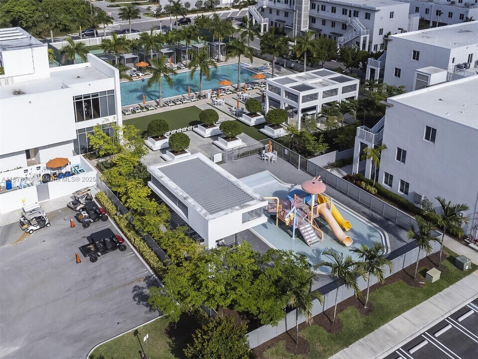 10270 NW 66th St in Doral, FL - Building Photo