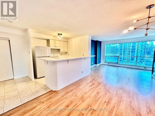 10 Yonge St in Toronto, ON - Building Photo - Building Photo