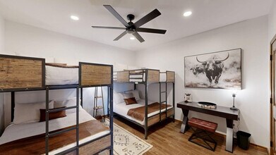 8261 Nemec Ln in Bryan, TX - Foto de edificio - Building Photo