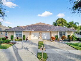 233 W Coral Trace Cir in Delray Beach, FL - Building Photo