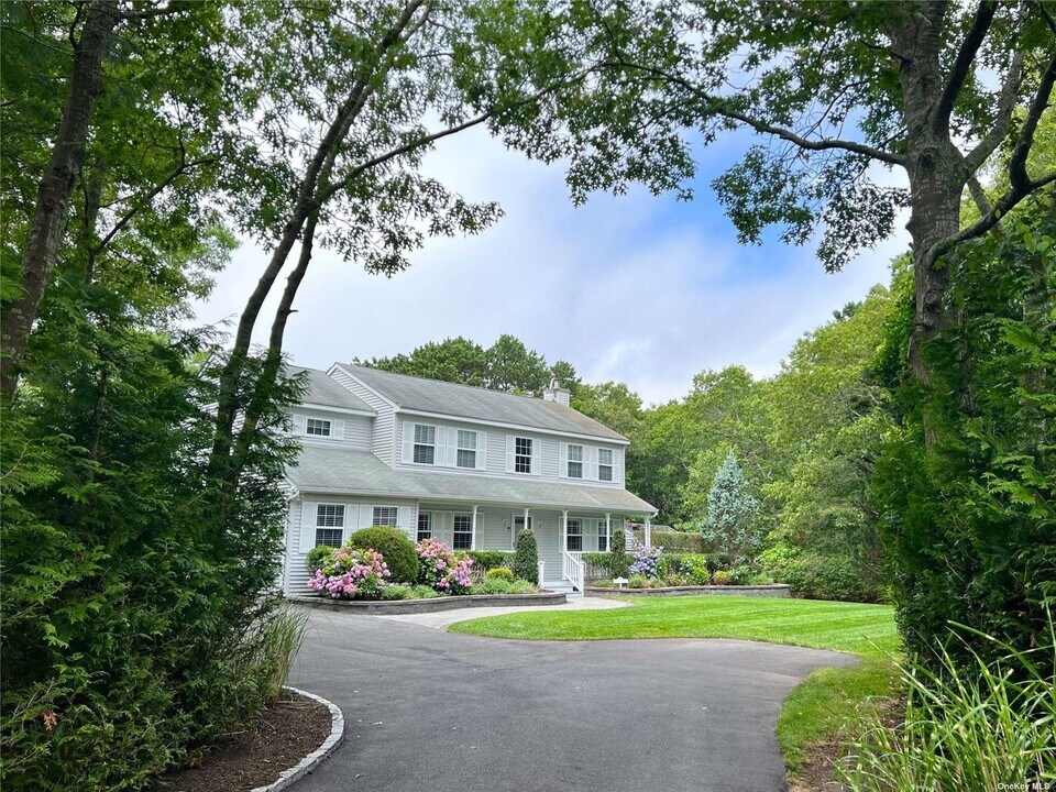 20 Jennifers Path in Westhampton Beach, NY - Building Photo