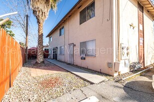 617 30th St in Bakersfield, CA - Building Photo