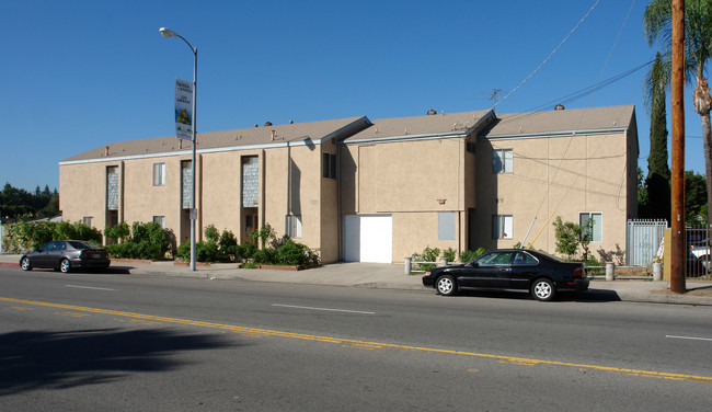 6121 Coldwater Canyon Ave in North Hollywood, CA - Foto de edificio - Building Photo