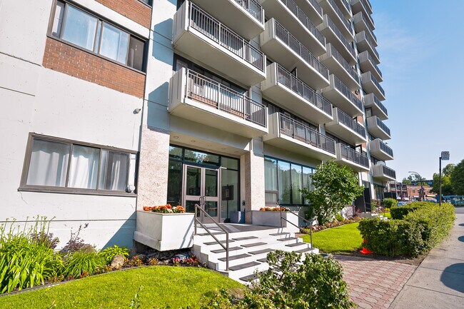 5455 Rue de Terrebonne, Unit 501 in Montréal, QC - Building Photo - Building Photo