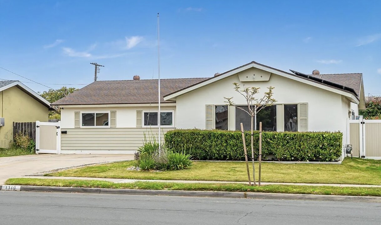 1319 Thermal Ave in San Diego, CA - Building Photo