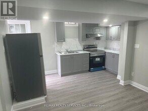 32 Silo Ct in Brampton, ON - Building Photo - Building Photo