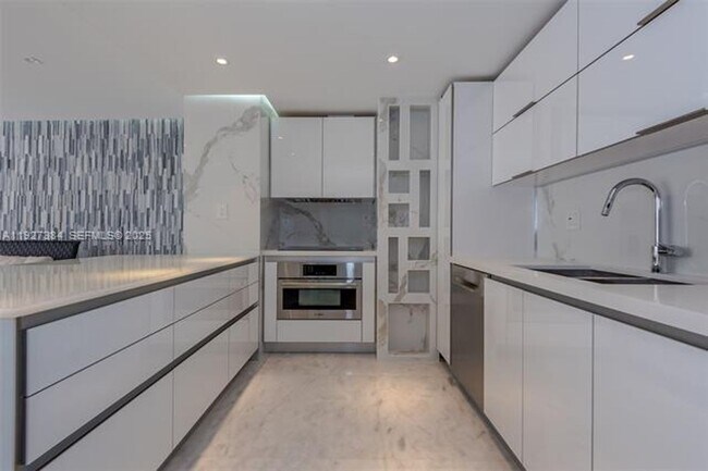 6423 Collins Ave in Miami Beach, FL - Building Photo - Building Photo