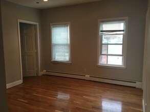 291 Silver St, Unit 3 in Boston, MA - Foto de edificio - Building Photo