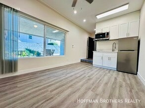 1847 Winona Blvd, Unit 27 in Los Angeles, CA - Building Photo - Building Photo