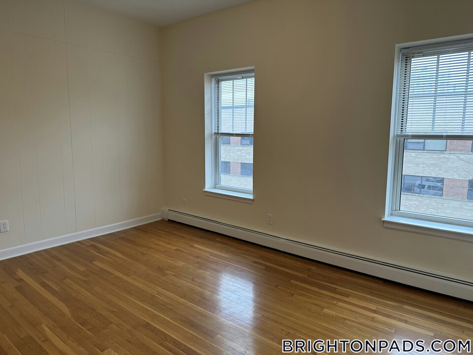 168 N Beacon St, Unit 11 in Boston, MA - Building Photo