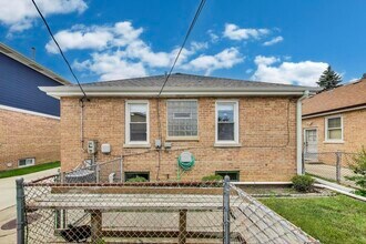 7241 N Overhill Ave in Chicago, IL - Building Photo - Building Photo