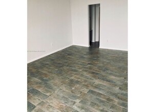 2350 NE 135th St in North Miami, FL - Building Photo - Building Photo