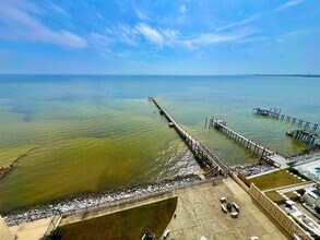 825 Bayshore Dr, Unit 800 in Pensacola, FL - Foto de edificio - Building Photo