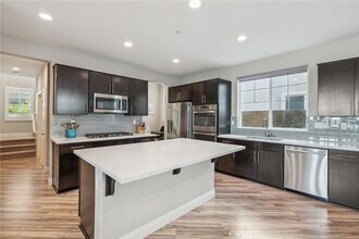 123 Sparrow in Irvine, CA - Foto de edificio - Building Photo