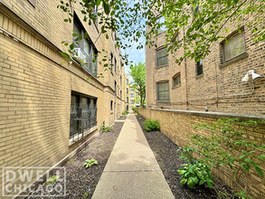 648 W Roscoe St, Unit 646.5 #2S Studio in Chicago, IL - Building Photo - Building Photo