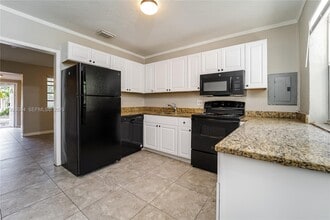 122 Allen Rd in West Park, FL - Building Photo - Building Photo