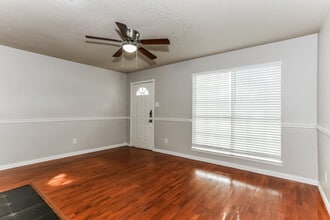 1808 Rose Cir in Lewisville, TX - Foto de edificio - Building Photo