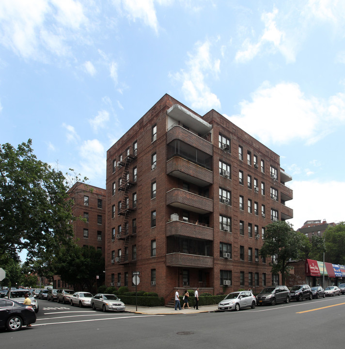 99-12 65th Ave in Rego Park, NY - Building Photo