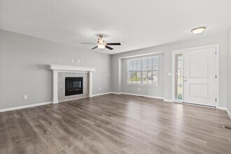 609 Poplar Ct in Belton, MO - Foto de edificio - Building Photo