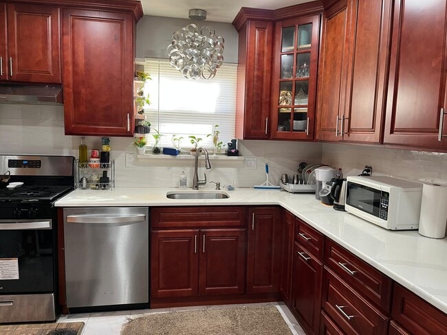 7501 Hana Rd in Edison, NJ - Foto de edificio - Building Photo