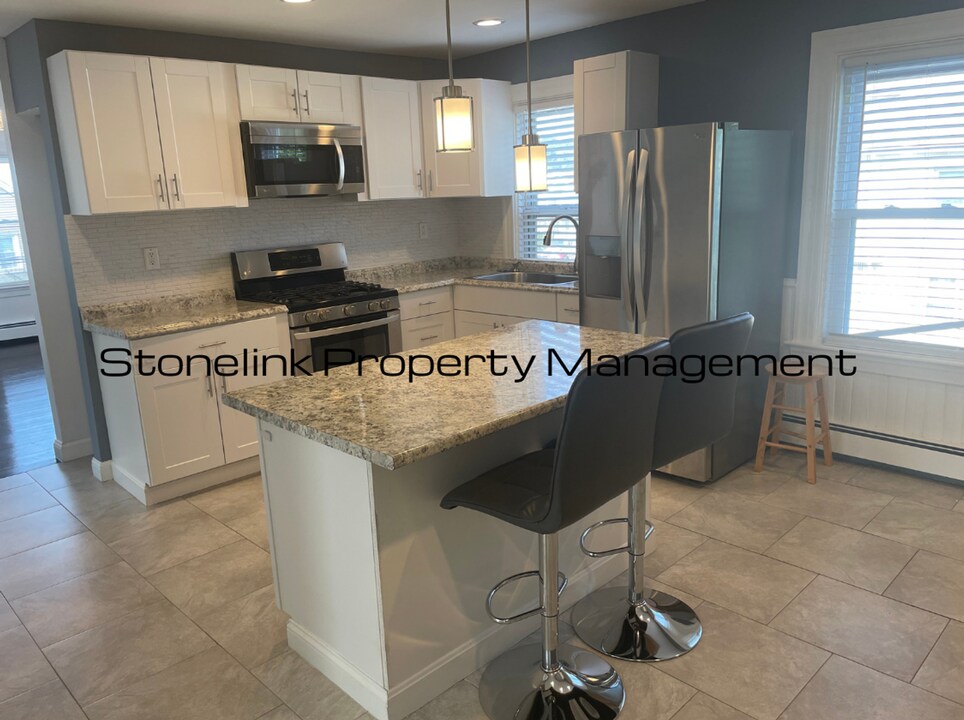 524 Warren Ave in East Providence, RI - Building Photo