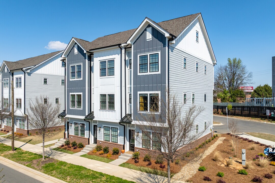 Radial at Mora Point in Charlotte, NC - Building Photo