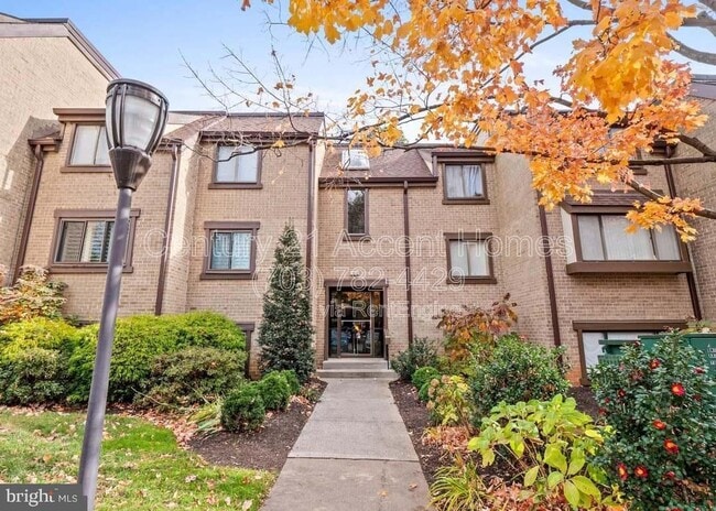 property at 1633 Parkcrest Cir