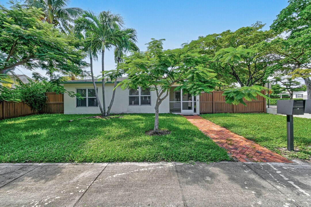 244 Greymon Dr in West Palm Beach, FL - Foto de edificio