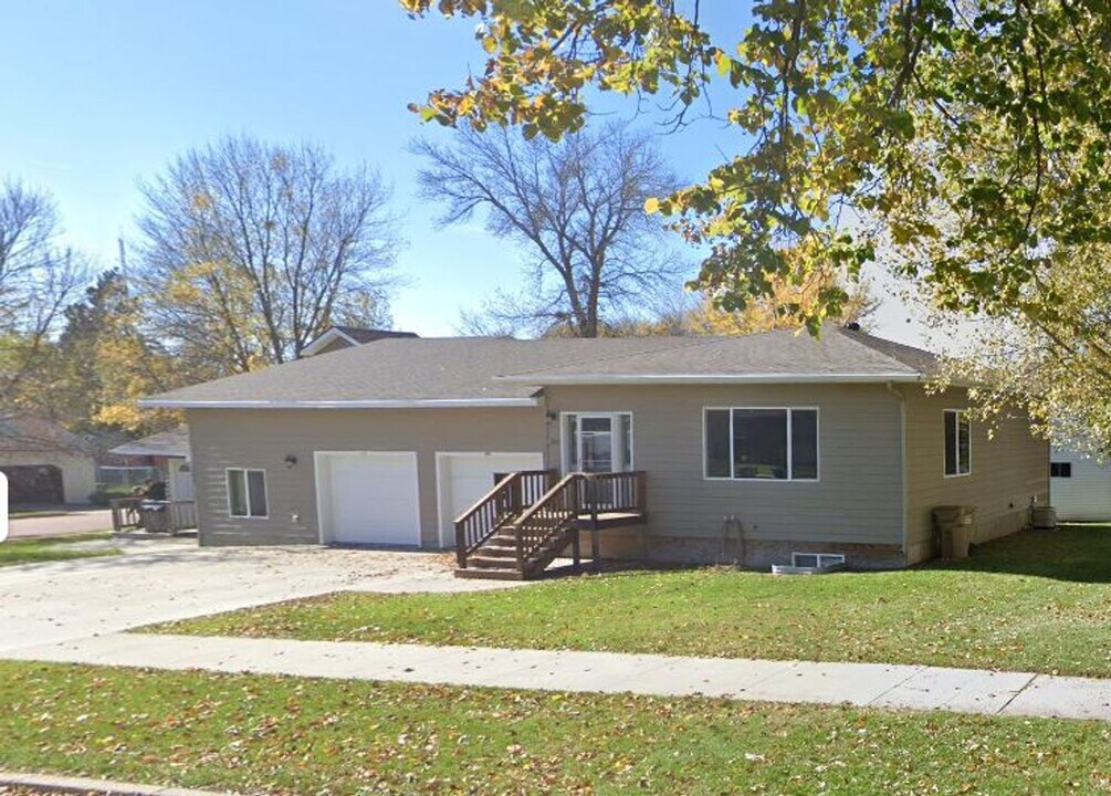 303-307 3rd St NE in Watertown, SD - Building Photo