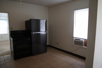 241 Ash St, Unit 2 in California, PA - Building Photo - Building Photo